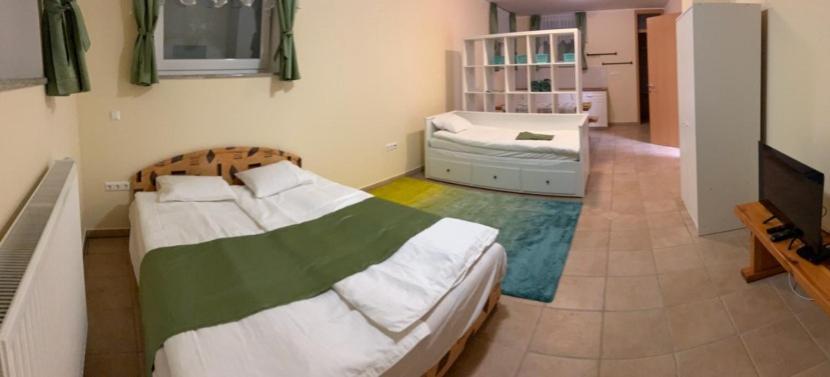 Sos Apartments Радовлица Экстерьер фото